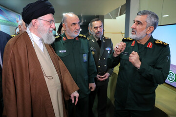 قائد الثورة الإسلامية يتفقد أحدث إنجازات القوة الجوفضائية لحرس الثورة