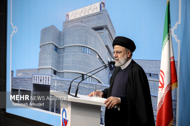 حجت الاسلام سید ابراهیم رئیسی، رئیس جمهور در حال سخنرانی در مراسم افتتاح بیمارستان ۳۱۳ تختخوابی امام خمینی (ره) شهریار است
