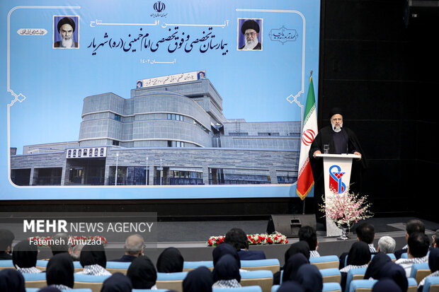حجت الاسلام سید ابراهیم رئیسی، رئیس جمهور در حال سخنرانی در مراسم افتتاح بیمارستان ۳۱۳ تختخوابی امام خمینی (ره) شهریار است
