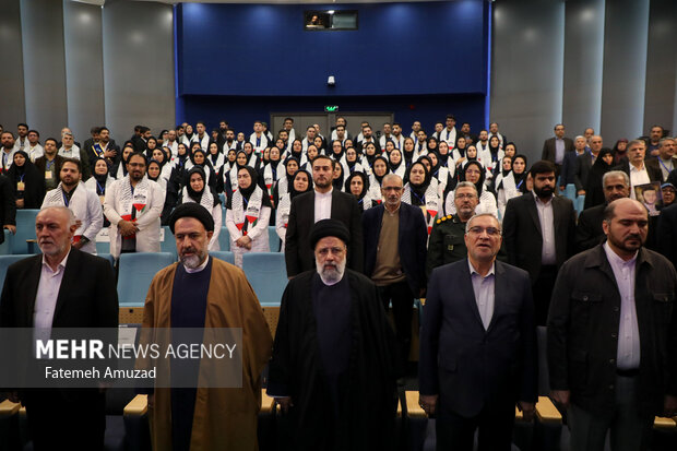 حجت الاسلام سید ابراهیم رئیسی، رئیس جمهور در حال ادای احترام به سرود ملی در مراسم افتتاح بیمارستان ۳۱۳ تختخوابی امام خمینی (ره) شهریار است
