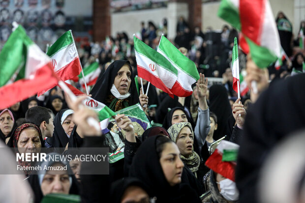 حجت الاسلام ابراهیم رئیسی رییس جمهور صبح امروز یکشنبه ۲۸ آبان ۱۴۰۲ با حضور در جمع مردم شهریار، با آنان دیدار و گفتگو کرد