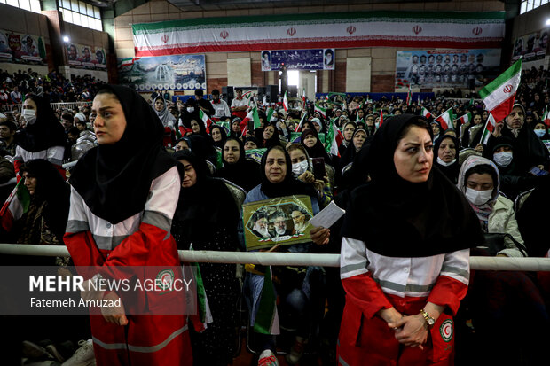 حجت الاسلام ابراهیم رئیسی رییس جمهور صبح امروز یکشنبه ۲۸ آبان ۱۴۰۲ با حضور در جمع مردم شهریار، با آنان دیدار و گفتگو کرد