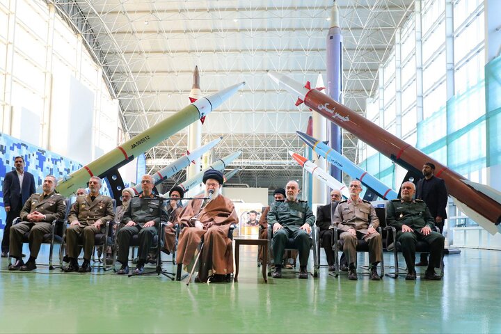 قائد الثورة الإسلامية: تطور القوات المسلحة سريع ومطلوب