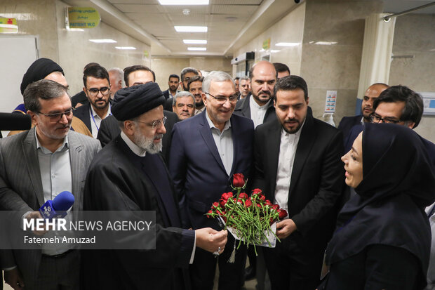 حجت الاسلام سید ابراهیم رئیسی، رئیس جمهور در حال  اهدای شاخه گل به پرستاران بیمارستان امام خمینی (ره) شهریار به مناسبت روز پرستار است 