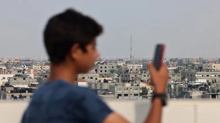  "عالقون بين الحياة والموت".. كيف يؤثر انقطاع الاتصالات على أهالي قطاع غزة؟