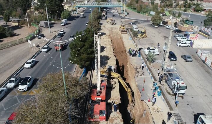 رفع انسداد شبکه جمع آوری فاضلاب شاهین‌شهر/خط جدید جایگزین می‌شود