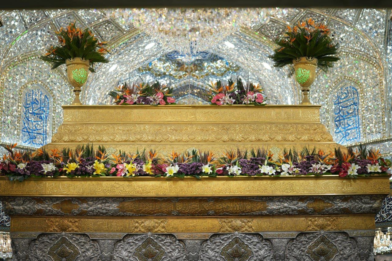 گل آرایی حرم امام حسین(ع) در کربلا به مناسبت ولادت حضرت زینب(س)