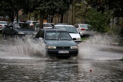 خدمات امدادی آتش‌نشانان کرمانشاه در آبگرفتگی معابر