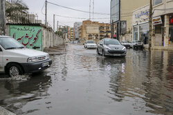 وسایل نقلیه بر اثر شدت آب‌گرفتگی دچار آسیب می‌شوند