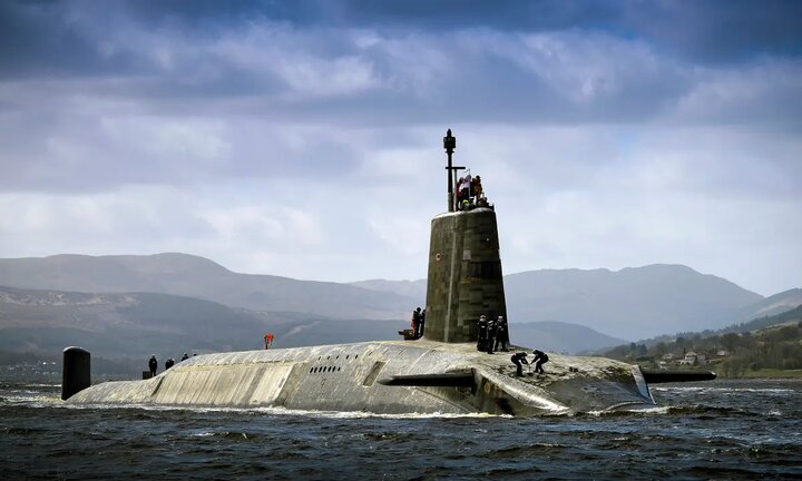 زیردریایی اتمی انگلیس با ۱۴۰ سرنشین از «منطقه خطر» گریخت!