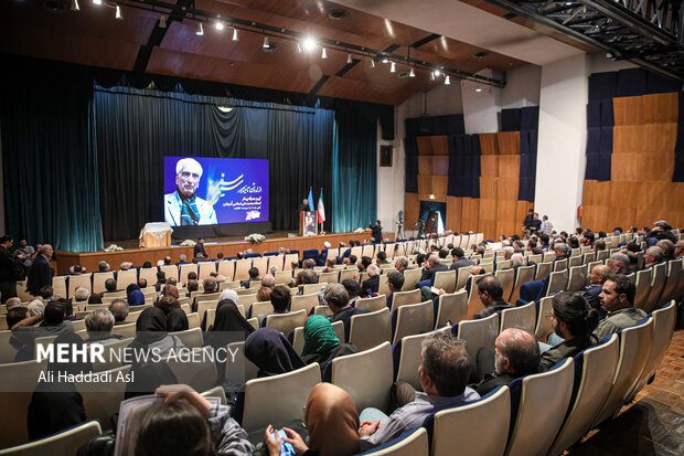 مراسم تشییع پیکر مرحوم دکتر محمد علی اسلامی ندوشن صبح امروز دوشنبه ۲۹ آبان ۱۴۰۲ در مقابل موسسه اطلاعات تشییع و بدرقه شد