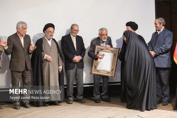 آئین نکوداشت اندیشمند فرزانه و نهج‌البلاغه پژوه برجسته استاد سید محمد مهدی جعفری بعدازظهر امروز دوشنبه ۲۹ آبان ۱۴۰۲ با حضور جمعی از استادان در سالن فردوسی خانه اندیشمندان علوم انسانی برگزار شد