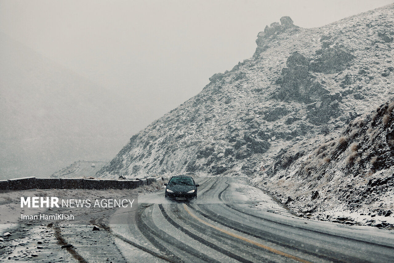 بارش برف در جاده چالوس و آزادراه تهران – شمال