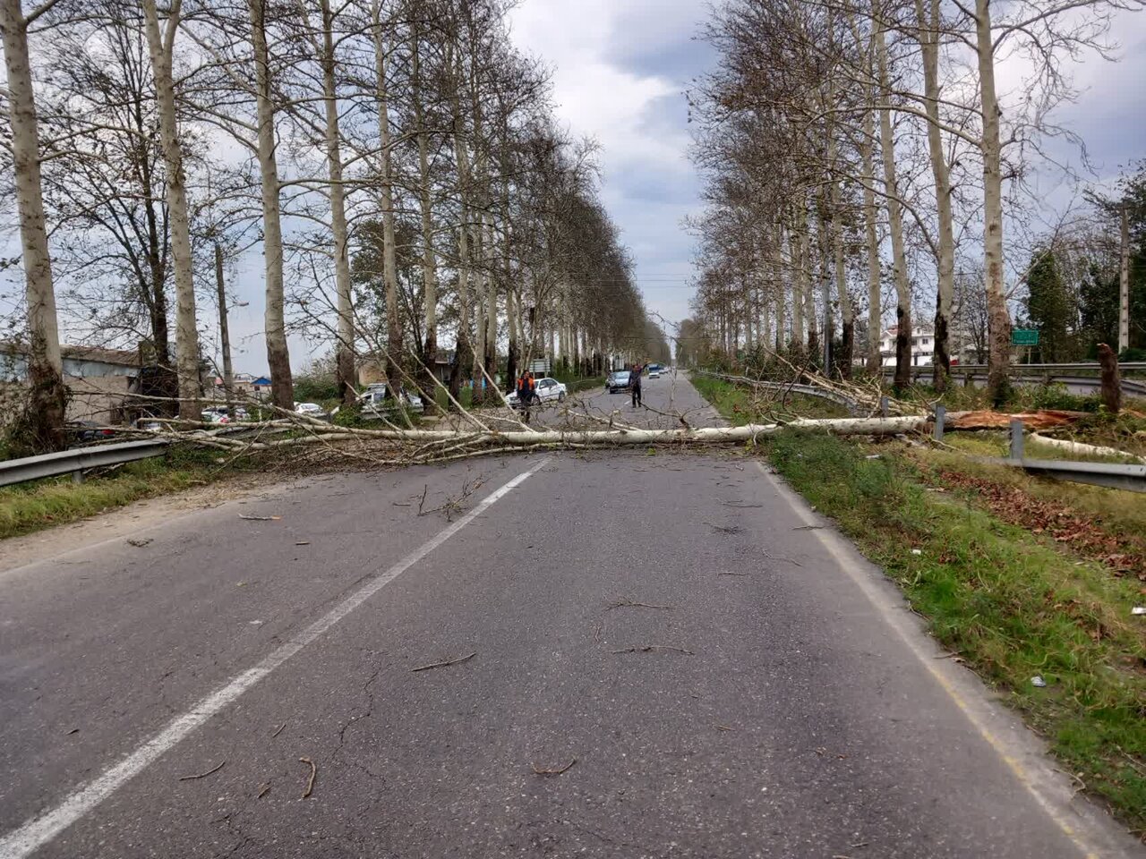 خسارت بیش از ۲ میلیاردی وزش باد به تاسیسات راهداری فومن