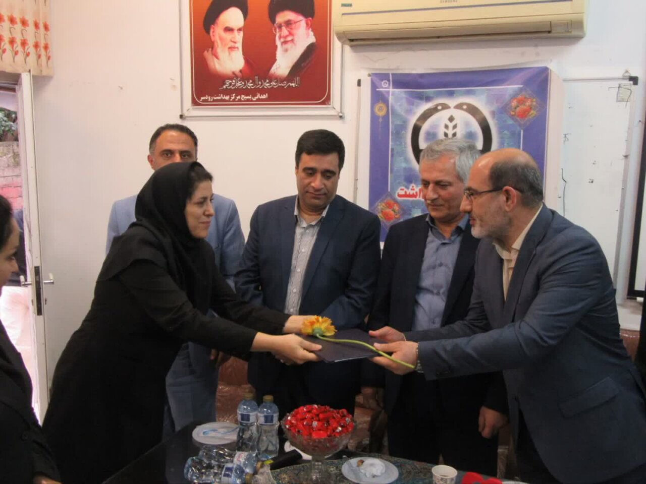 کادر درمان مرکز جامع سلامت در خط مقدم خدمت به مردم هستند کادر درمان مرکز جامع سلامت در خط مقدم خدمت به مردم هستند