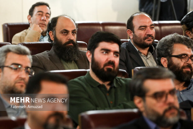 تصویر ارتباط رهبر انقلاب با فرهنگهای مختلف در مستند «غیررسمی»