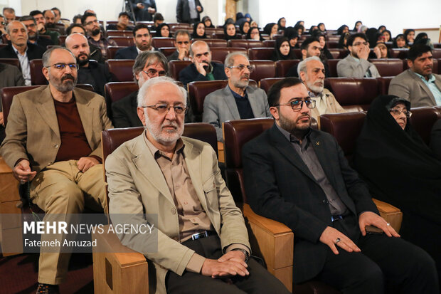 علیرضا مختارپور رئیس سازمان اسناد و کتابخانه ملی در مراسم رونمایی مستند غیر رسمی حضور دارد