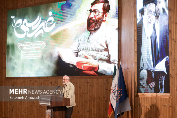 علیرضا مختارپور رئیس سازمان اسناد و کتابخانه ملی در حال سخنرانی در مراسم رونمایی مستند غیر رسمی است