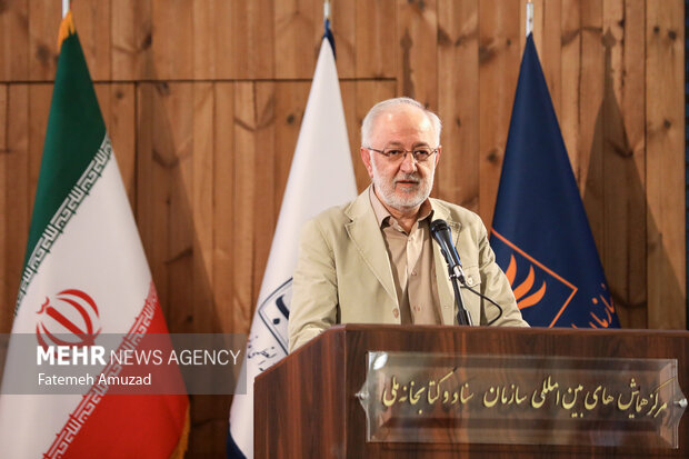 تصویر ارتباط رهبر انقلاب با فرهنگهای مختلف در مستند «غیررسمی»