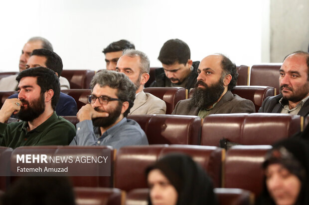 حسین طاهری معاونت خبر خبرگزاری مهر در مراسم رونمایی مستند غیر رسمی حضور دارد