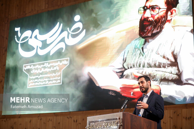 سید علی صدری نیا، کارگردان مستند غیر رسمی در حال سخنرانی در مراسم رونمایی مستند غیر رسمی است
