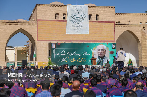 بدرقه و تشییع پیکر مرحوم دکتر محمد علی اسلامی ندوشن در یزد