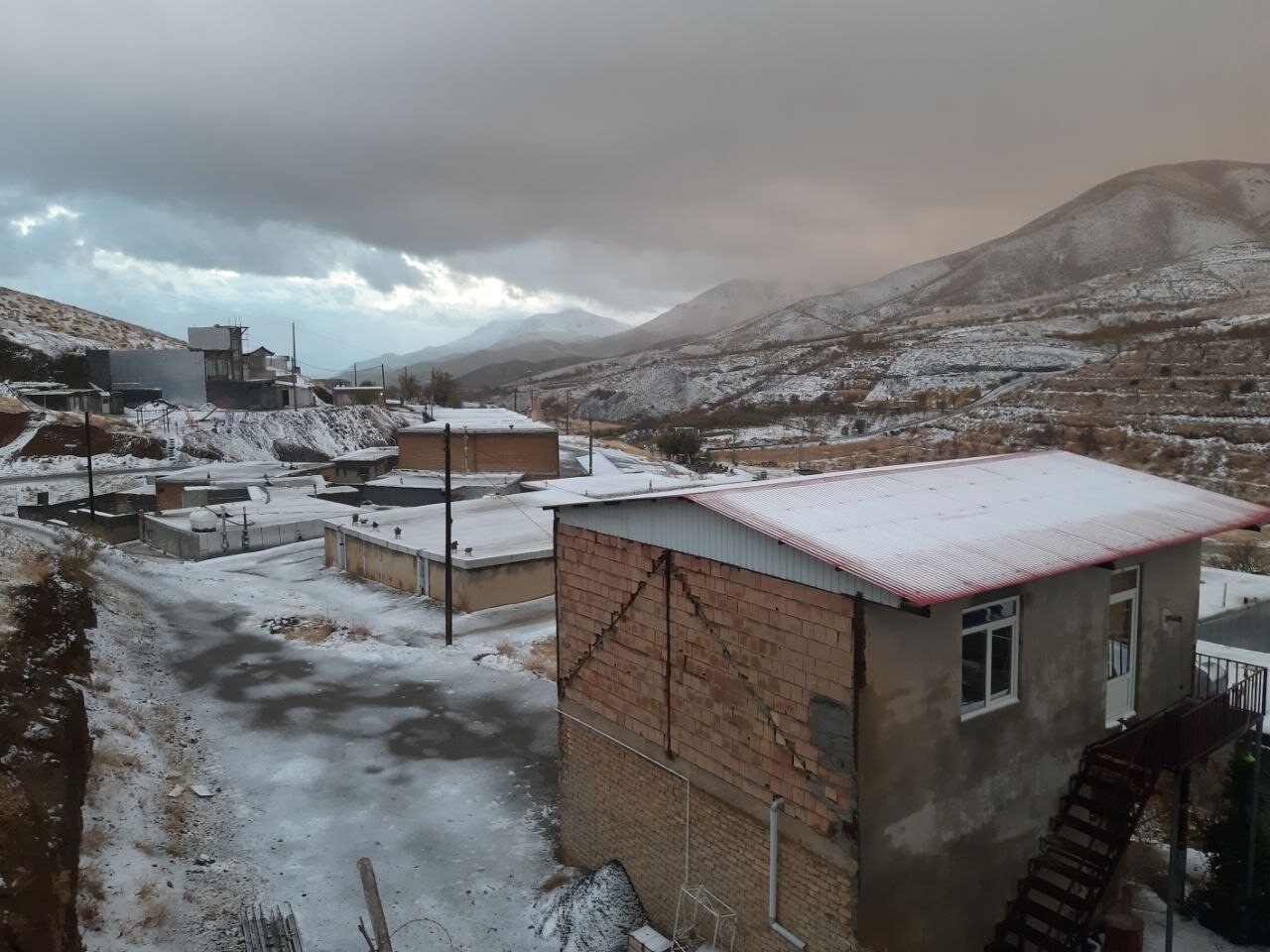 نخستین برف پاییزی روستاهای دینور از توابع صحنه را سفیدپوش کرد