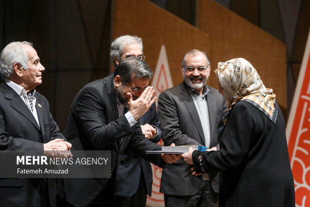 محمدمهدی اسماعیلی وزیر فرهنگ و ارشاد اسلامی در حال تقدیر از هنرمندان در آیین اعطای نشان سرو ایرانی است