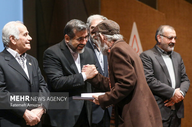 محمدمهدی اسماعیلی وزیر فرهنگ و ارشاد اسلامی در حال تقدیر از هنرمندان در آیین اعطای نشان سرو ایرانی است