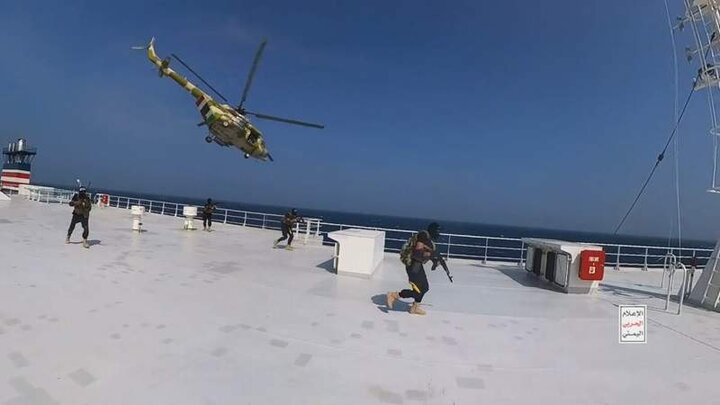 البحرية اليمنية تؤكد استمرارها في استهداف السفن الإسرائيلية وتحذر