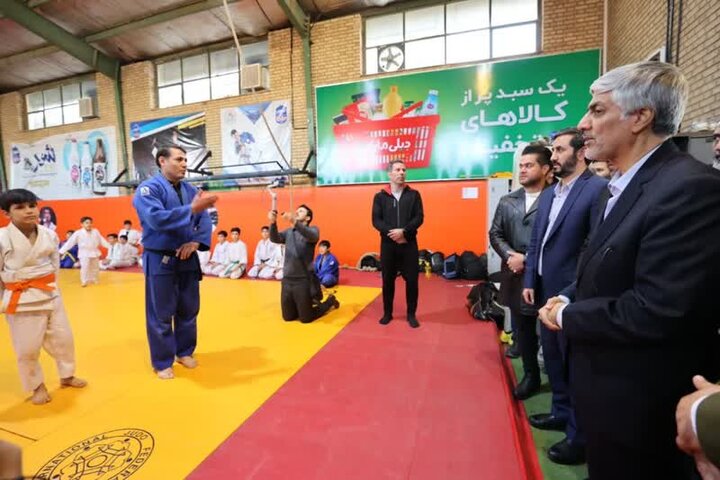 مشکلات ورزشگاه ۷ هزار نفری اسلامشهر بررسی شد