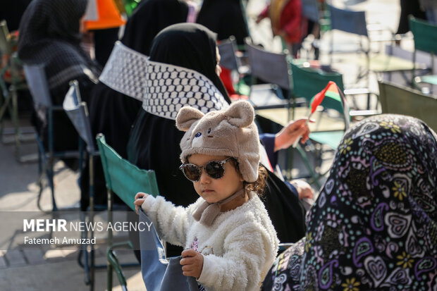 گردهمایی مادران شریف در حمایت از مادران غزه ظهر روز پنجشنبه ۲ آذر ماه ۱۴۰۲ مقابل درب اصلی دانشگاه صنعتی شریف برگزار شد