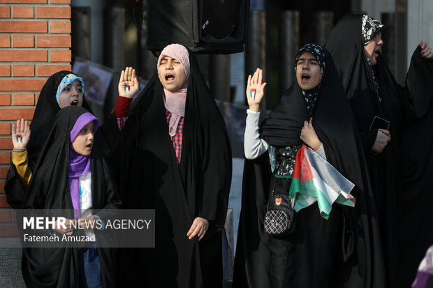 گردهمایی مادران شریف در حمایت از مادران غزه ظهر روز پنجشنبه ۲ آذر ماه ۱۴۰۲ مقابل درب اصلی دانشگاه صنعتی شریف برگزار شد