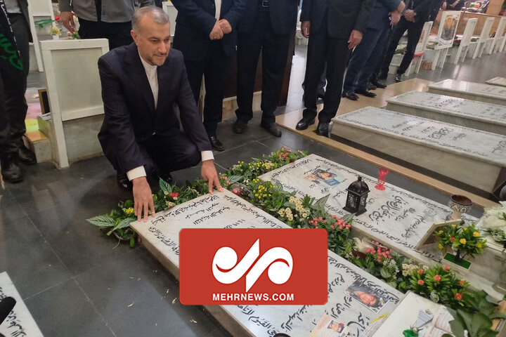 حضور امیرعبداللهیان بر سر مزار شهید خبرنگار المیادین حضور امیرعبداللهیان بر سر مزار شهید خبرنگار المیادین