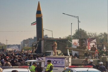 عرض صاروخ "خرمشهر" الباليستي لأول مرة خلال مسيرات اليوم في طهران