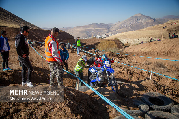 مسابقات موتورسواری اندرو چند جانبه _ قزوین
