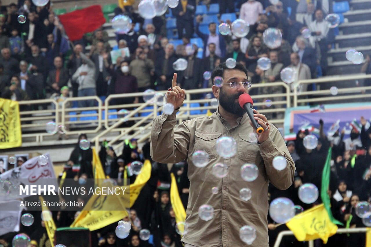 اجتماع ۶۰۰۰ نفری اقتدار بسیج در رشت اجتماع ۶۰۰۰ نفری اقتدار بسیج در رشت