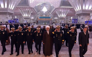 قادة البحرية الإيرانية يجددون العهد مع مبادئ الإمام الخميني(رض)