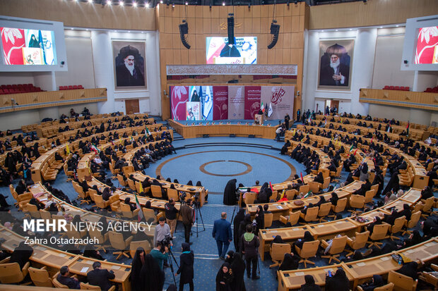 همایش بین‌المللی همبستگی جهانی زنان علیه نسل‌کشی رژیم صهیونیستی با عنوان «اشک مریم» همزمان با ۲۵ نوامبر روز جهانی رفع خشونت علیه زنان با حضور میهمانان داخلی و خارجی، جمعی از زنان اندیشمند و کنشگر بین‌المللی بعدازظهر امروز ۴ آذر ۱۴۰۲ در سالن اجلاس سران در تهران برگزار شد