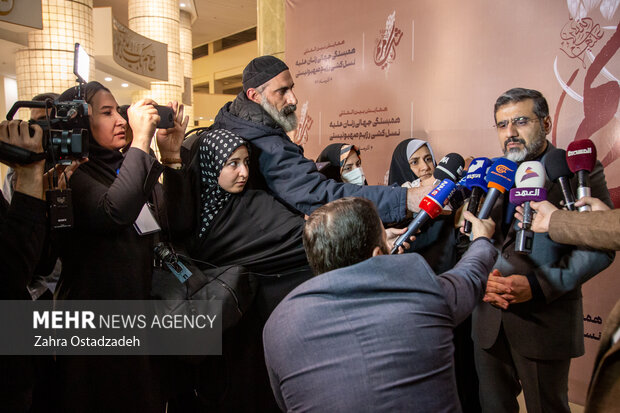 محمدمهدی اسماعیلی وزیر فرهنگ و ارشاد اسلامی در همایش بین المللی"اشک مریم" در حال پاسخگویی به سوالات خبرنگاران است