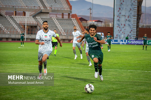 دیدار تیم‌های فوتبال شمس آذر قزوین با گل گهر سیرجان