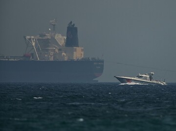 مسؤول أميركي يعلن عن إصابة سفينة ترفع علم ليبيريا في البحر الأحمر بمقذوف أُطلق من اليمن