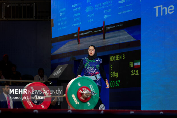 الهام حسینی در وزن 95 کیلو گرم در مسابقات آسیایی 2023 هانگژو در حال مسابقه دادن است که به دلیل کمر درد و اسیب دیدگی از مسابقات انصراف داد