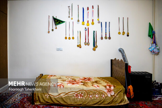مدال های مسابقات الهام روی دیوار اتاق او در خانه پدری در شهرستان درود آویخته شده است