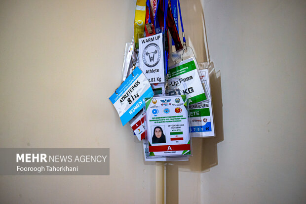 ای دی کارت ها شرکت در مسابقات وزنه برداری الهام در دیوار اتاقش در درود آویزان است