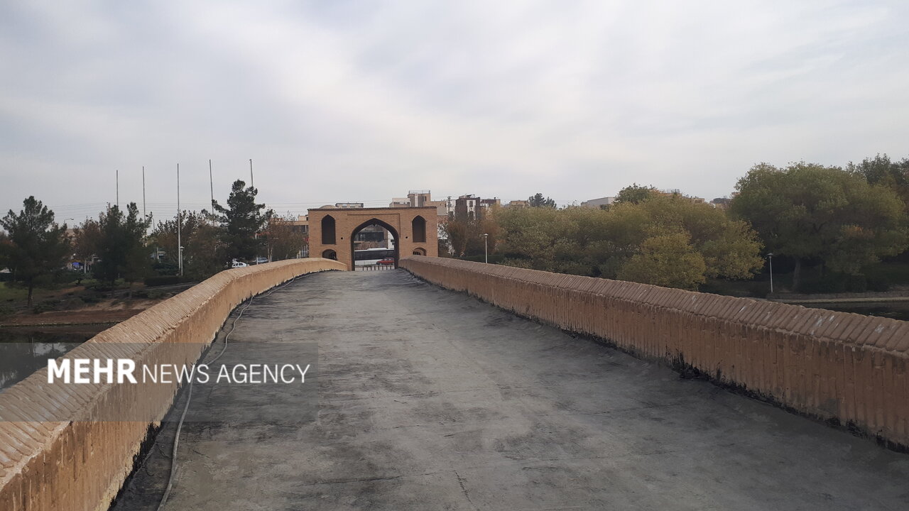 عایق کاری پل باستانی «شهرستان» در اصفهان
