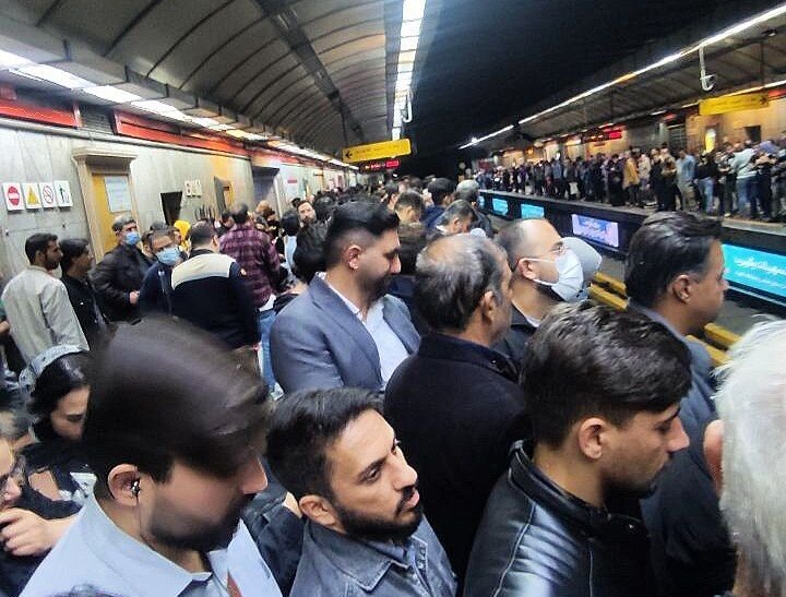 یک قدم تا فاجعه انسانی در ایستگاههای مترو/ هُل ندهید؛ جا نیست!