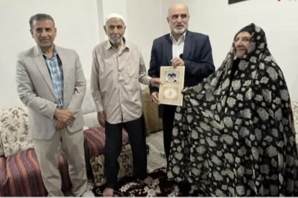 استاندار بوشهر با خانواده شهید برغندان دیدار کرد