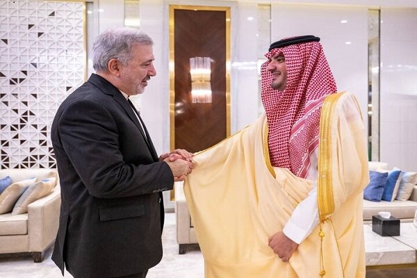 İran'ın Riyad Büyükelçisi Suudi Bakan ile bir araya geldi İran'ın Riyad Büyükelçisi Suudi Bakan ile bir araya geldi
