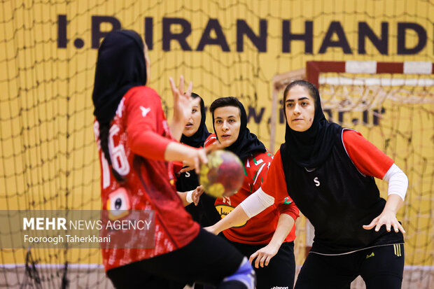 آخرین تمرین تیم ملی هندبال بانوان ایران برای حضور در مسابقات قهرمانی زنان جهان در دانمارک، روز دوشنبه ۶ آذر، در سالن فدراسیون هندبال برگزار شد